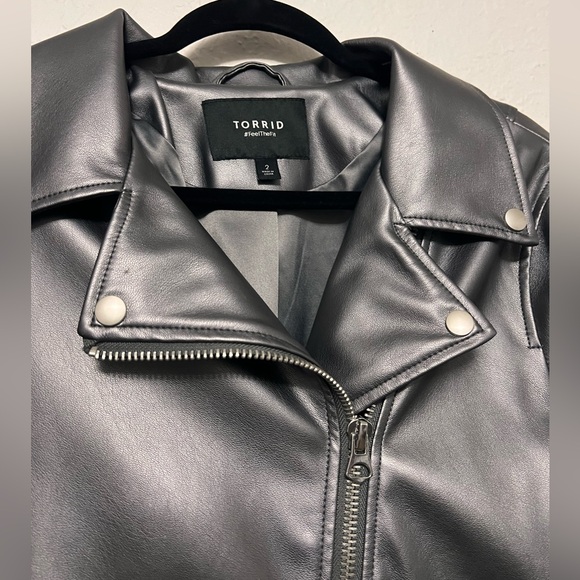 Torrid Faux Leather Moto Jacket Silver EUC Size 2 - Picture 3 of 9